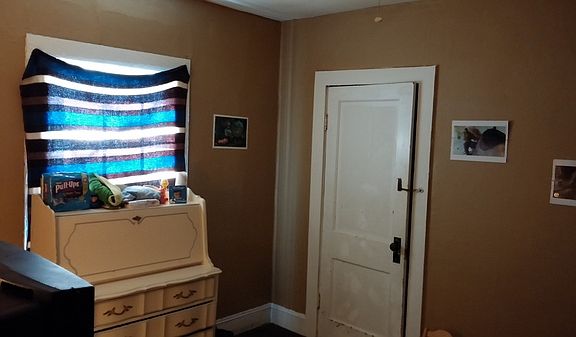 4th image of 2526 Louise Ave