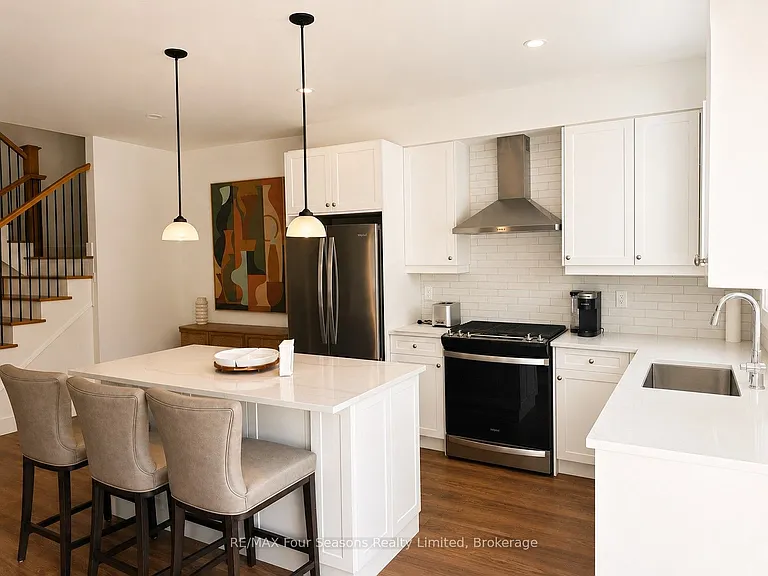 137 White Oak Cres — Photo 4