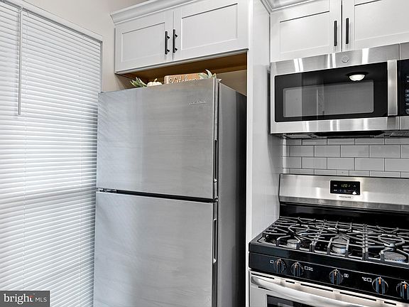 3rd image of 194 King William St #194