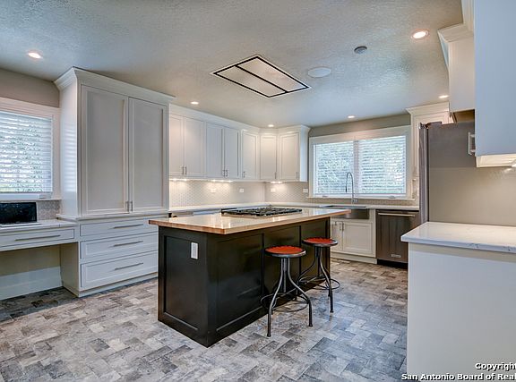 2nd image of 208 Lilac Ln