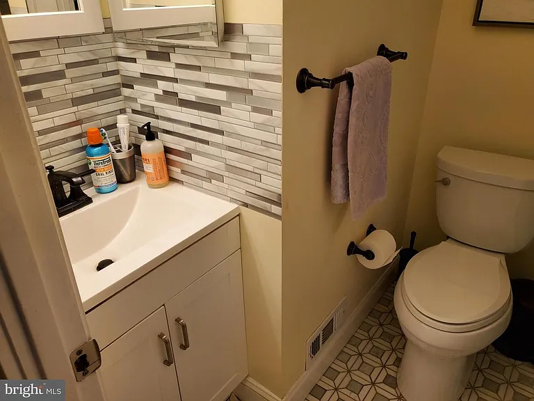 Shared Bathroom upstairs