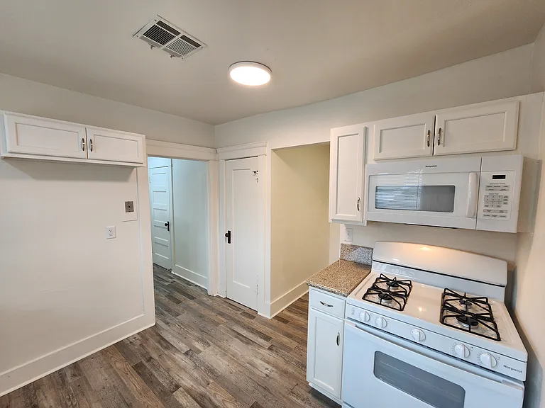 401 N Cherry St — Photo 16