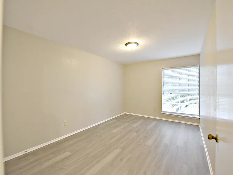 12801 Margit Dr — Photo 15