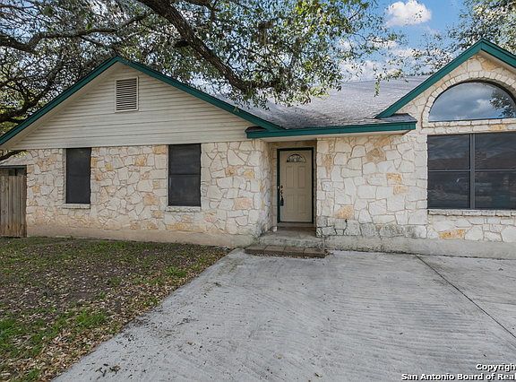 2nd image of 134 Bluebonnet Cir