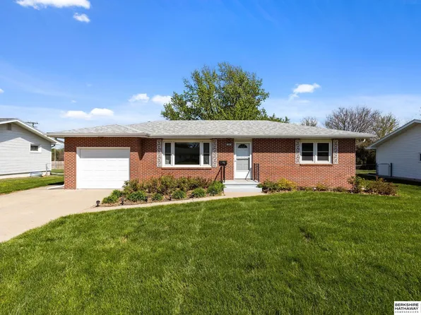 108 Meadow Ln, Gretna, NE 68028