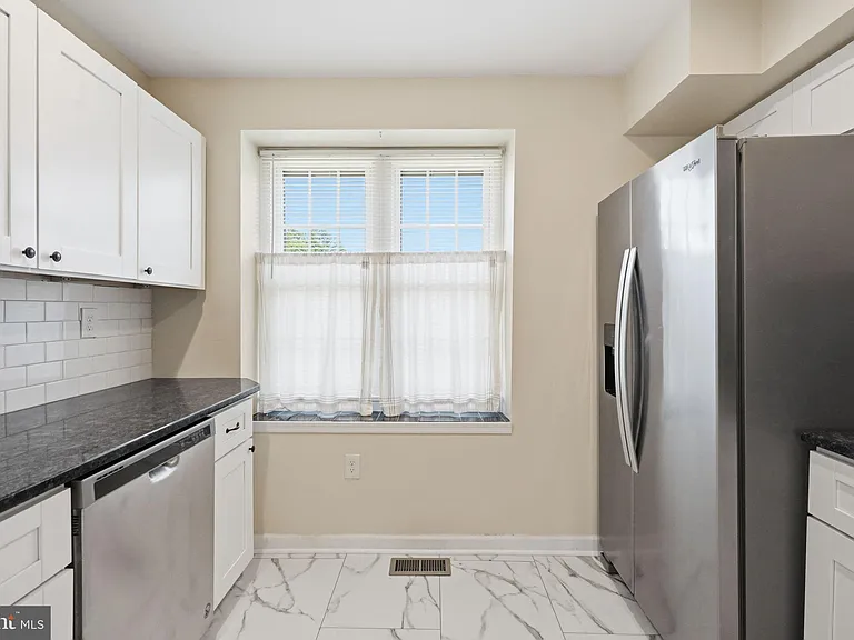 204 Livingston Ct — Photo 5