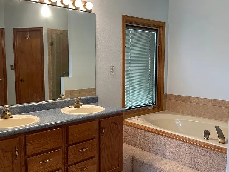 5045 Broadmoor Bluffs Dr — Photo 6