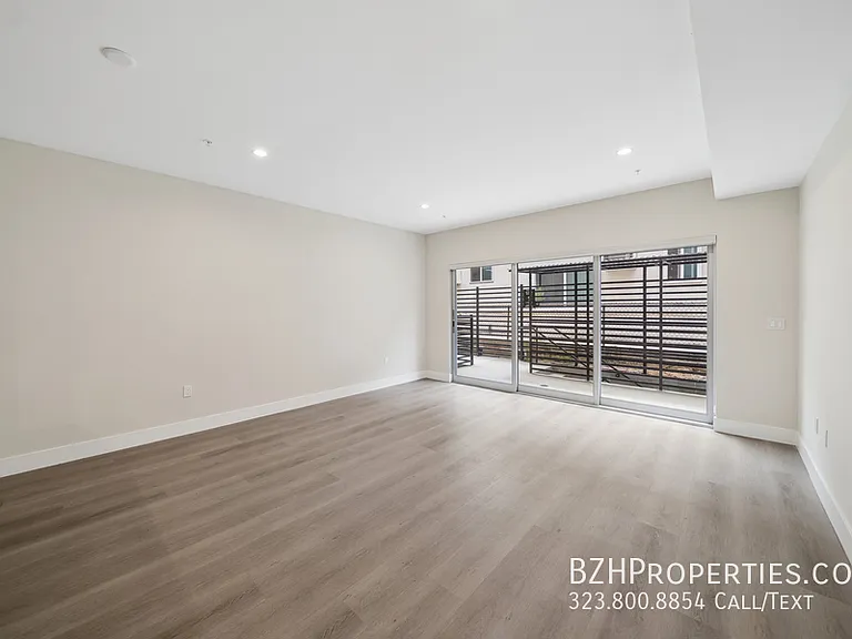1223 N Hayworth Ave — Photo 20