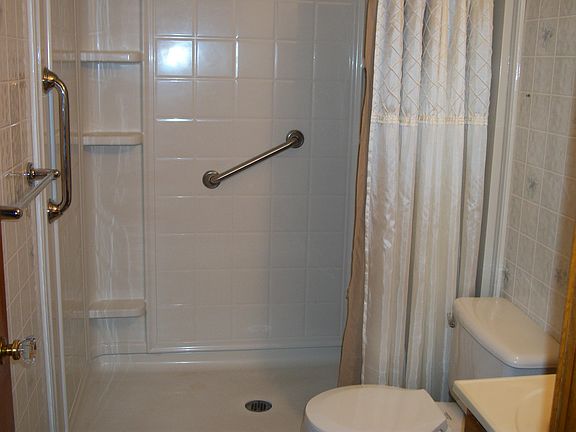 Easy access shower 