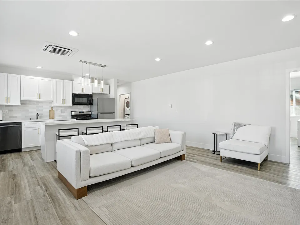 2134 Santa Fe Ave