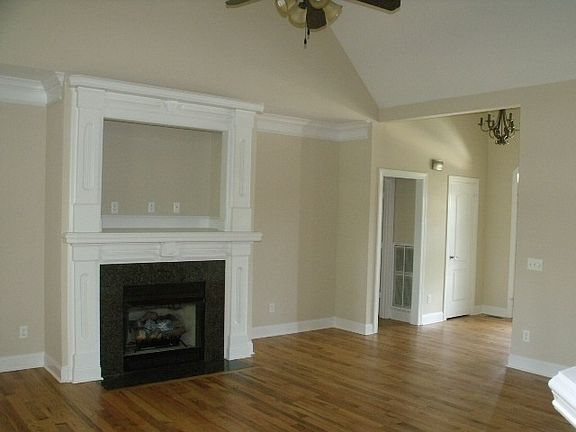 5th image of 300 Thoroughbred Dr NW