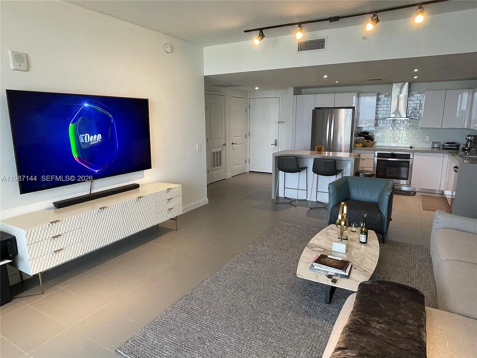 Canvas Condo — Photo 3