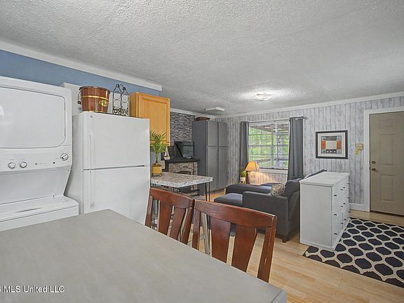 5th image of 227 Holly Dr