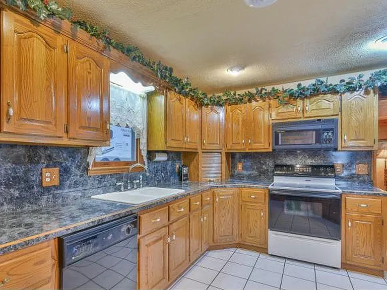 492 Olinger Dr — Photo 31