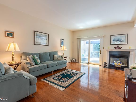3rd image of 515 Southhampton Ln