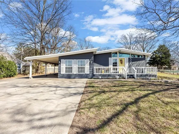 503 S 1st St, Lansing, KS 66043