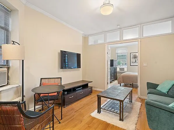 225 W 10th St APT 3A, New York, NY 10014