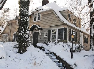 2 Linden St, Great Neck, NY 11021