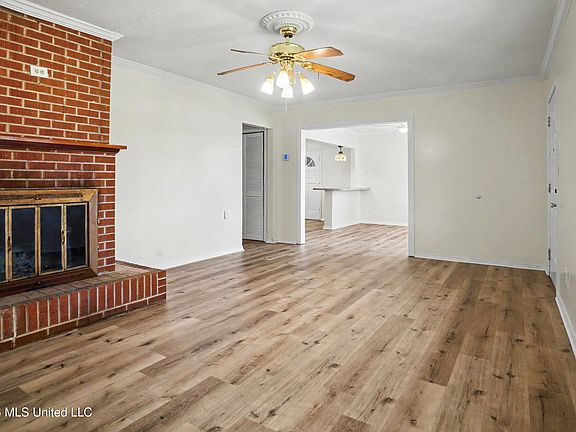 3rd image of 805 Bouslog St