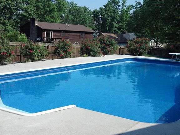 2nd image of 405 Danbury Ct