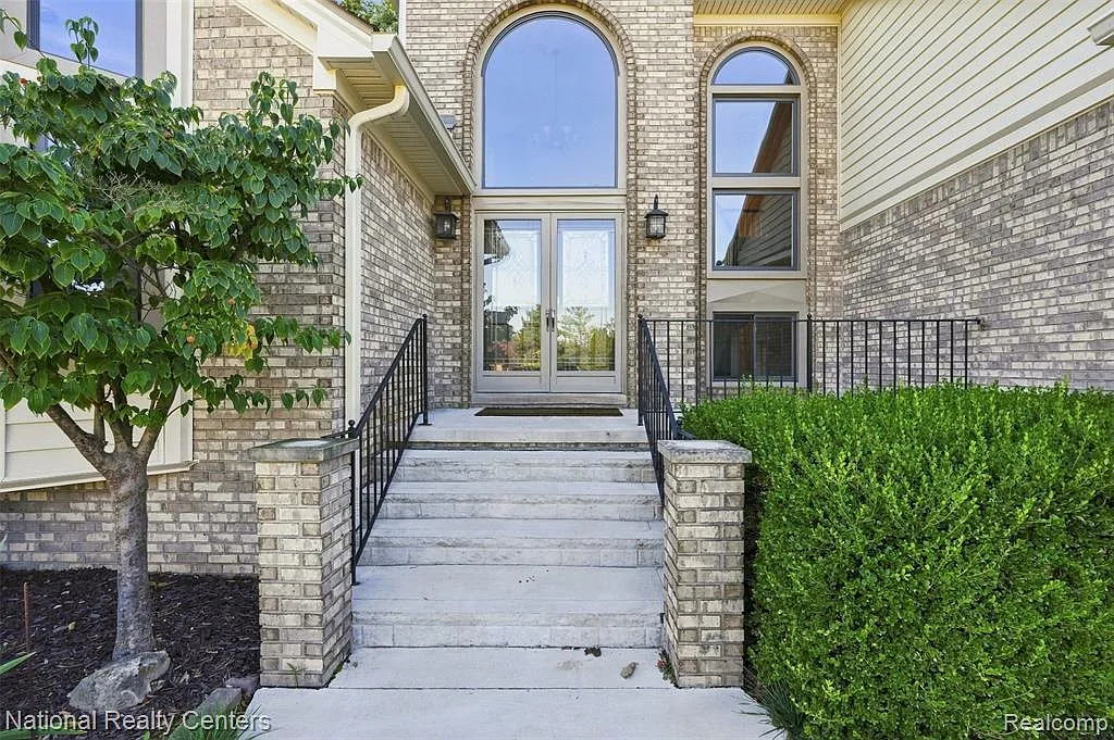 4 bed, 3.5 bath, 4241 sqft, $3,600 — Photo 2