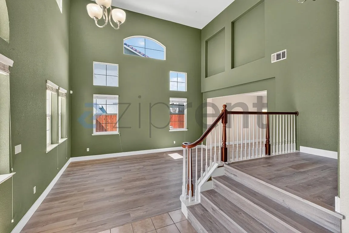 5 bed, 3382 sqft, $3,700 — Photo 3