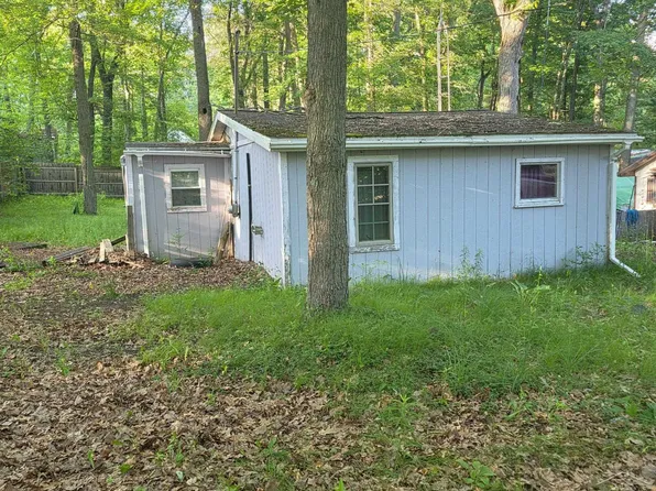 1042 Lake Dr, Harrison, MI 48625