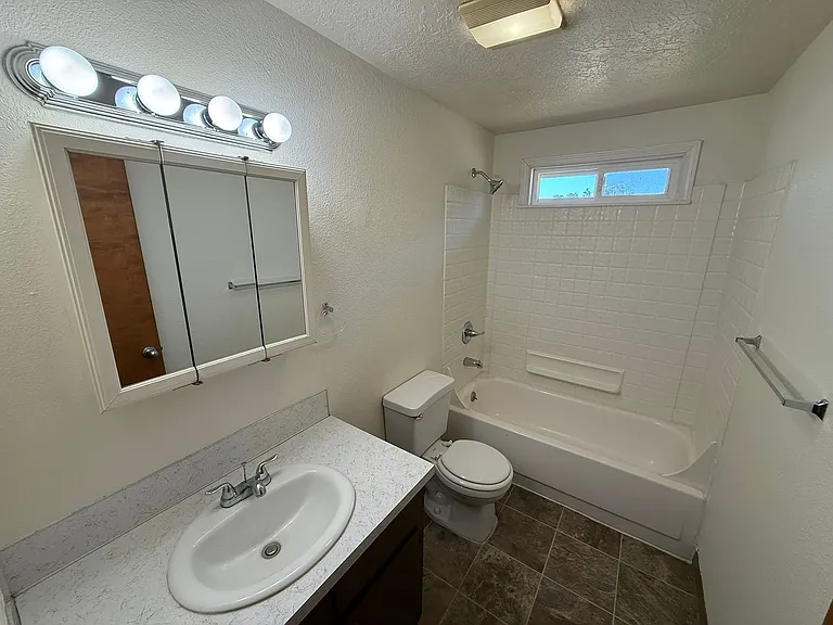Two Bedroom Duplex in Aumsville — Photo 9