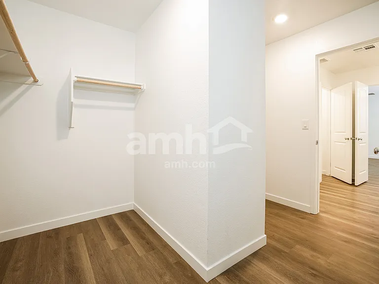 2391 Monroe Ave — Photo 12
