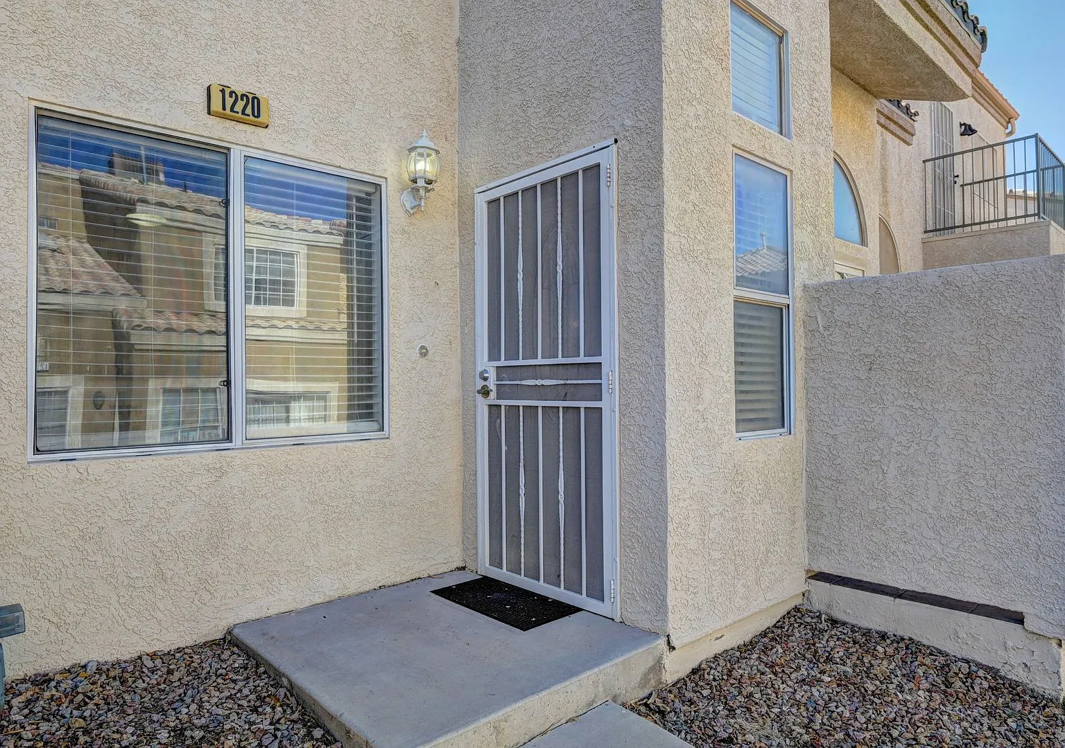 Townhouse with 2 Bedroom, 2 Bath and a 2 Car Garage! — Photo 2