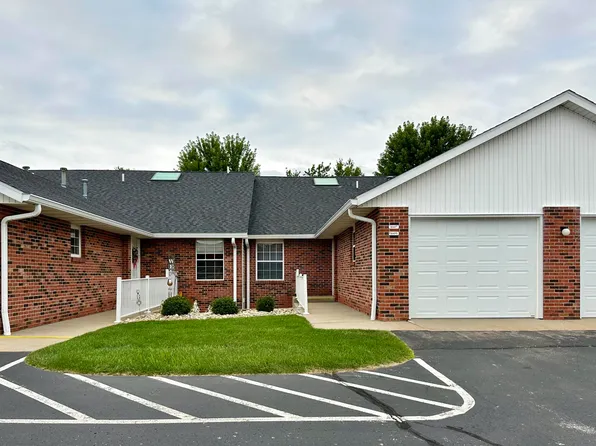 1607 Hickory Trace Dr, Stevensville, MI 49127