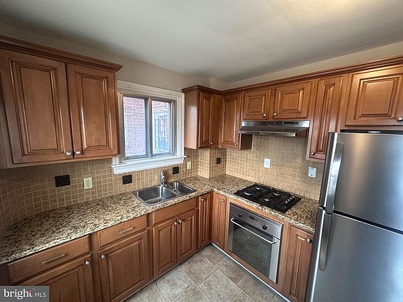 5th image of 705 Ashburton St