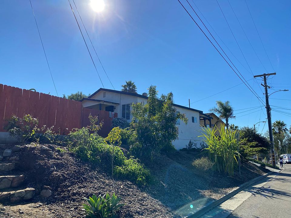 Detached House / Cottage + Large Private Yard