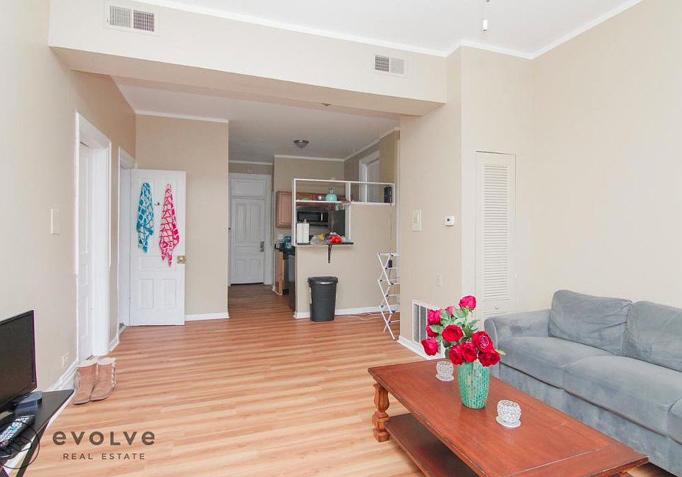 2nd image of 1947 N Bissell St APT 1M