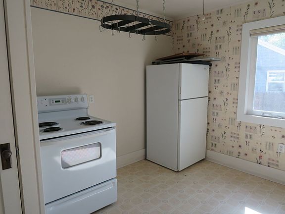 3rd image of 632 Saint Johns Ave APT 3