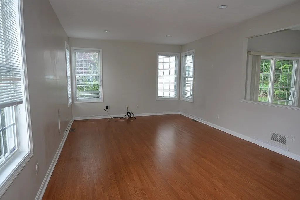 3 bed, 2.5 bath, 2474 sqft, $3,500 — Photo 3