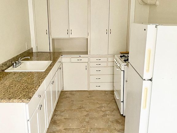 3rd image of 2650 Franklin St #18