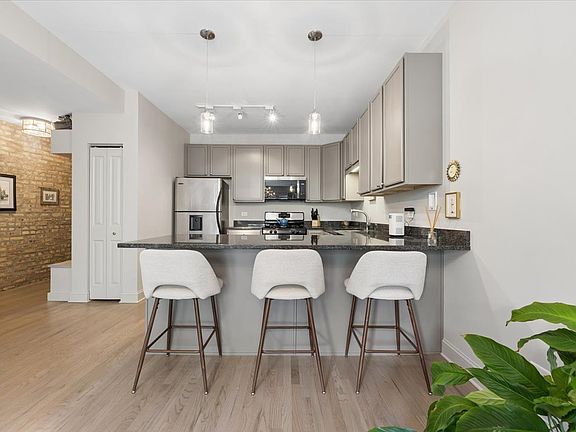 2nd image of 1515 W Cullom Ave APT 2