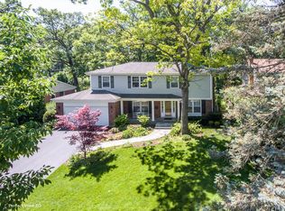 321 W Hawthorne Ct, Lake Bluff, IL 60044