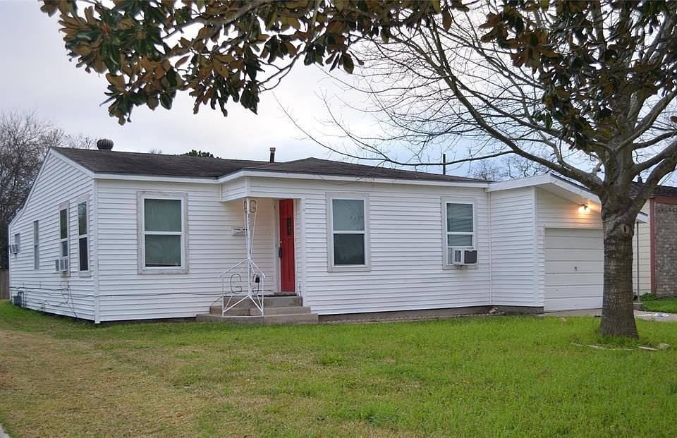 1st image of 821 12th Ave N