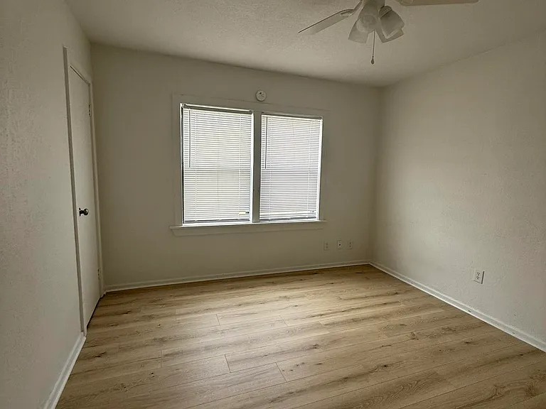 620 W Avenue B — Photo 21
