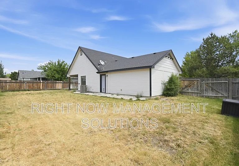 1295 N Blossom Ave — Photo 23