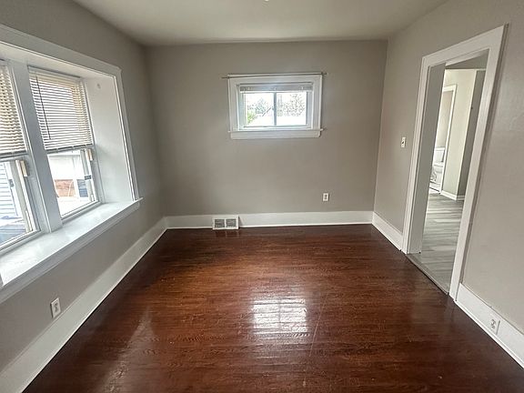 3rd image of 670 Portage Trl