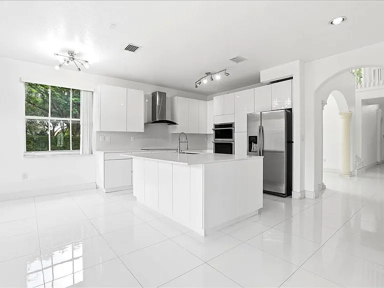 3802 SW 165th Ter — Photo 5