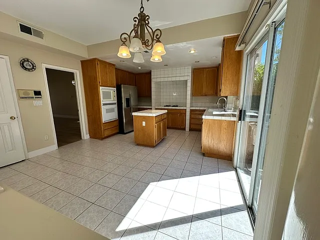 353 Silverlake Ct — Photo 6