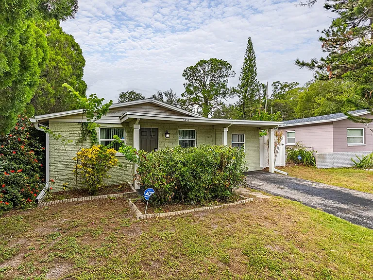 5651 Kelly Dr N — Photo 31