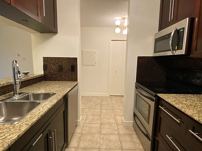 790 Kingsmere Cres SW #109 — Photo 5