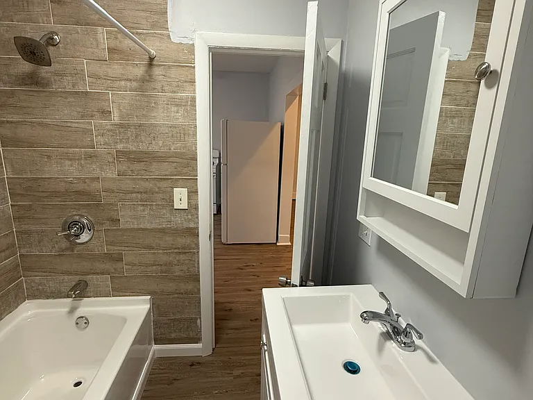 34 Amsterdam St #2R — Photo 6