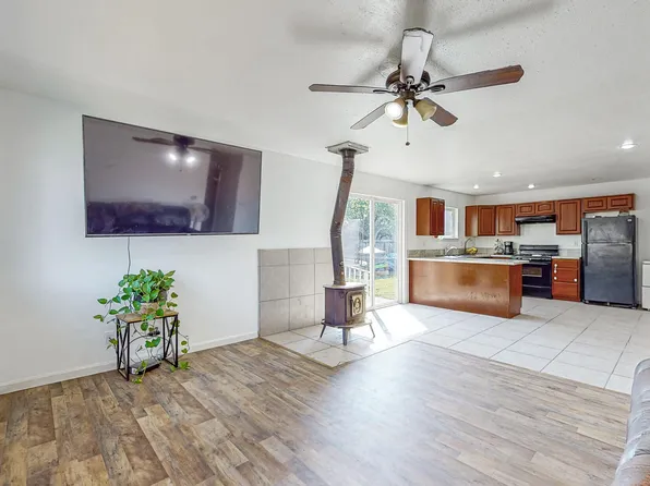 885 Riverside Dr, Rio Dell, CA 95562