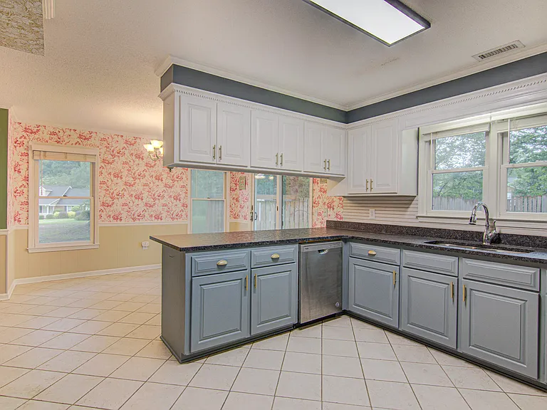 2315 Treetop Ln — Photo 11